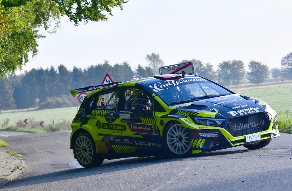Vallentin og Isaksen på lørdagens første hastighedsprøve ved Snoldelev og på vej mod totalsejren i Rally Midtsjælland, fjerde runde af Dansk Super Rally 2025 med start og mål i Viby Sj.
(Foto: Morten Dam)